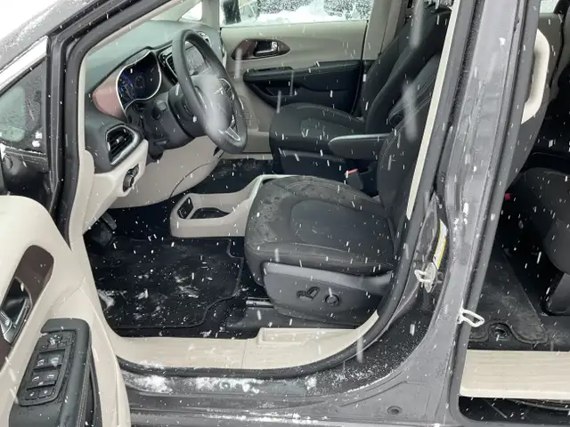 2023 Chrysler Grand Caravan SXT in Cars & Trucks in Ottawa - Image 10