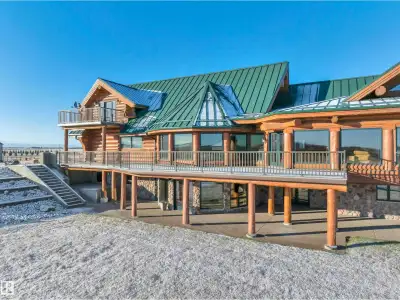 GORGEOUS LOG HOME! DREAM SHOP! MINUTES TO LEDUC! This 4967 sq ft (7780 total) 4 bed, 4 bath executiv...