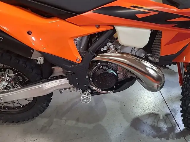 2025 KTM XC 300 in Dirt Bikes & Motocross in Calgary - Image 4