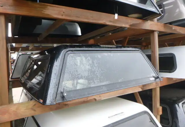 2007 - 2013 Chevrolet Silverado 6'5 99F Black Truck Cap in Other Parts & Accessories in Kitchener / Waterloo - Image 4