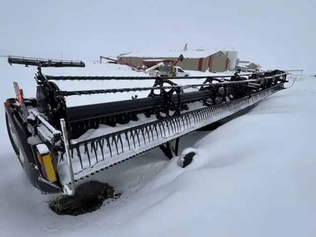 2019 Macdon FD145 in Farming Equipment in Swift Current - Image 8