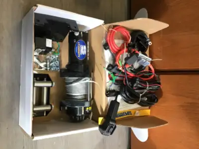 Treuil (winch) 2500 livres. 12 volts DC. Moteur 1.2 HP. Câble métallique galvanisé de 50 pieds. Maté...