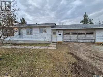 Step into comfortable country living with this 3 bedroom bungalow on 1.31 acres, located at Glasnevi...
