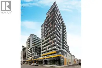 This luxurious, 815sf, 2 bedrooms, 2 bathrooms, corner unit has two sides of floor-to-ceiling edge-t...