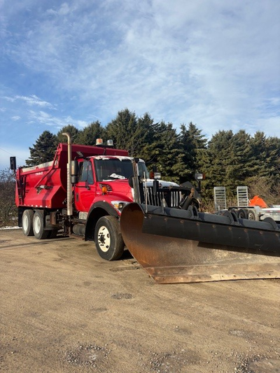 2011 INTERNATIONAL 7400 TANDEM AXLE DUMP TRUCK WITH VIKING ONE WAY SNOWPLOW, WING AND SANDER WITH DI...