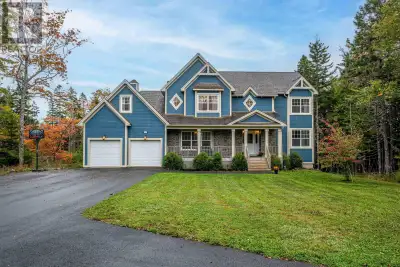 As you walk through the door of this beautiful lakefront hom in the prestigious Voyageur Lakes commu...
