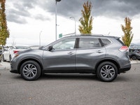 No Accidents - Panoramic Sunroof - 360 Backup Camera - Blindspot Monitoring This 2016 Nissan Rogue S... (image 4)