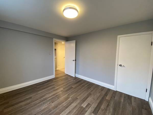 Large & Spacious 1-Bedroom Unit with Fireplace in Central Kitche 2