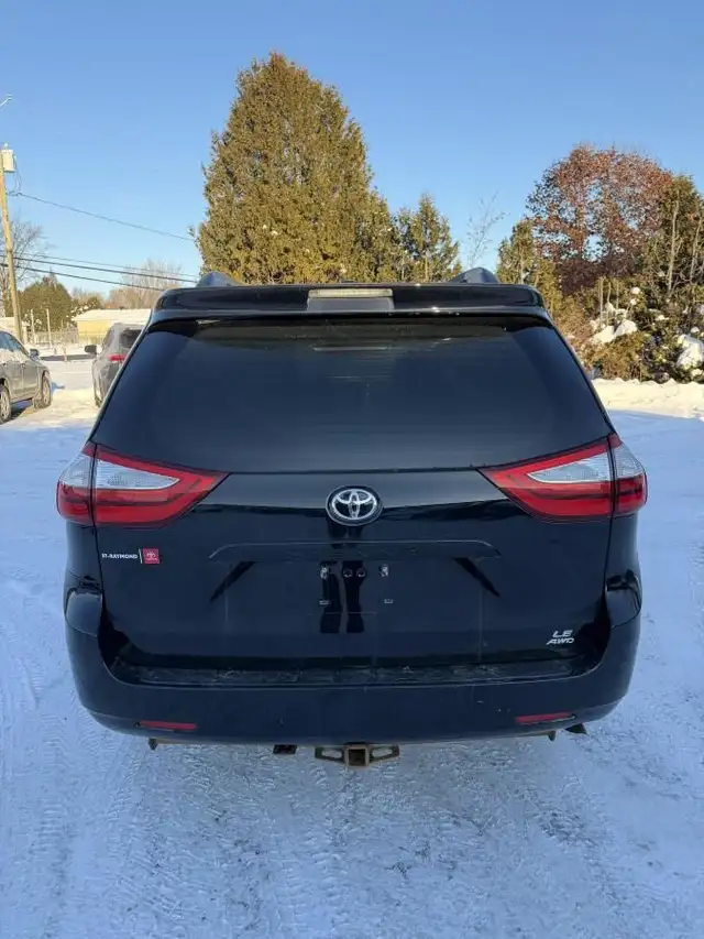 Toyota Sienna LE AWD 2017 - ENTRETENUE AU CONCESSIONNAIRE - in Cars & Trucks in Québec City - Image 8