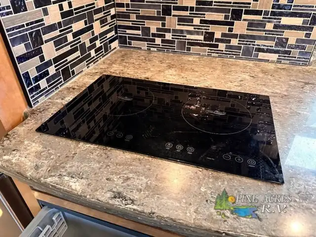 2019 Thor Motor Coach Tuscany 45MX only 020,049 Miles in RVs & Motorhomes in Moncton - Image 32