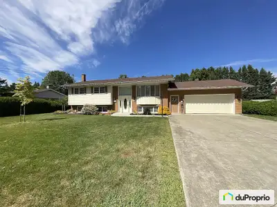 Très belle maison unifamiliale dans une quartier apprécié et recherché! Splendide terrain aménagé av...