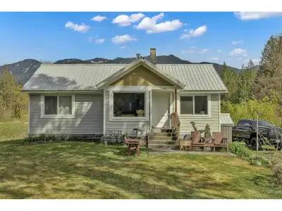 Fantastic 9.6-Acre Property with Endless Potential Discover this exceptional 9.6-acre property offer...