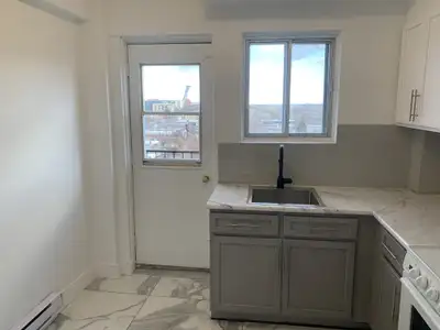 Appartement 806 Inclus: WIFI Eau chaude Four et frigo Exclus: Électricité Chauffage Buanderie dans l...