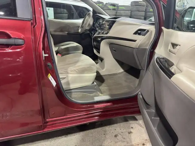 2011 Toyota Sienna LE in Cars & Trucks in City of Montréal - Image 15