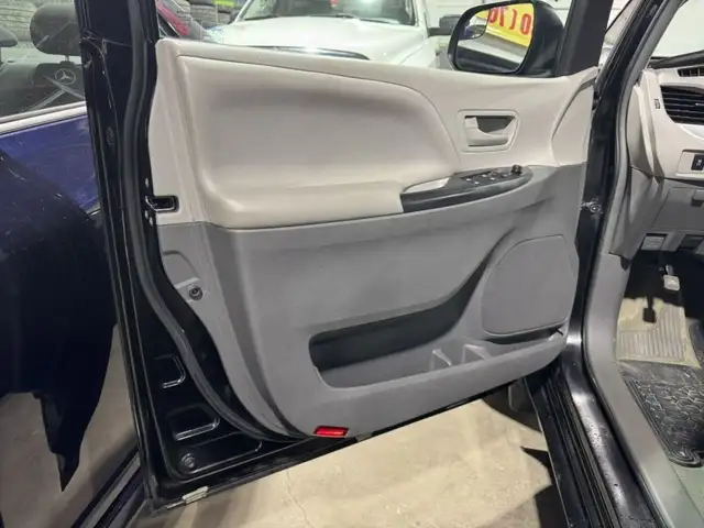 2015 Toyota Sienna LE in Cars & Trucks in City of Montréal - Image 8