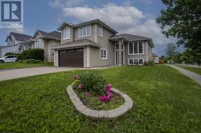 NEW LISTING. WELL MAINTAINED 2+1 BEDROOM CABOVER IN EXCELLENT RESIDENTIAL NEIGHBOURHOOD. CLOSE WOODC...
