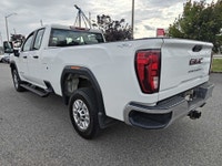 $0 DOWN-$214-WKLY PMT! 4X4, 2500 HD LONG BOX, 4-DOOR, 6.6L V8, RUNNING BOARDS, APPLE CARPLAY/ANDROID... (image 6)