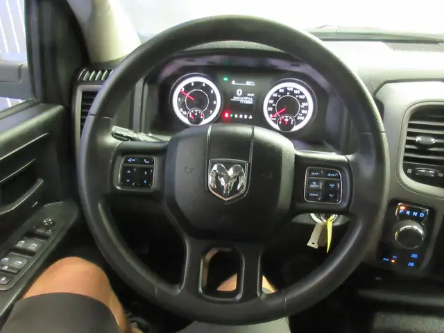 RAM 1500 CLASSIC 2023 V6 3.6L 4X4 CREW-CAB BOITE 5'7 in Cars & Trucks in Lévis - Image 20
