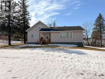 2 Cross Road, Somerville offers a spacious home close to town and amenities. Just minutes from Hartl...
