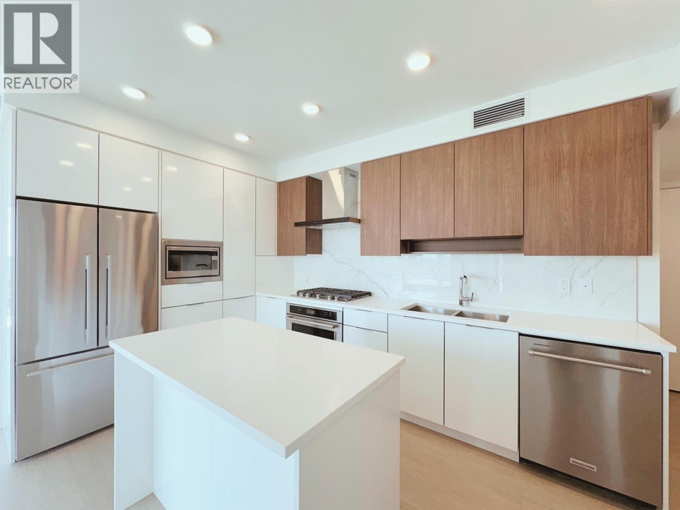 601 7799 PARK CRESCENT Burnaby, British Columbia 2