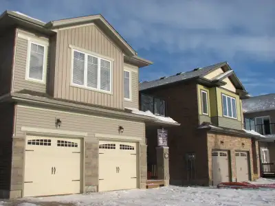 A newer 2 bedroom, main floor of a duplex is available . separate 3 bedroom unit on top floor. Full...