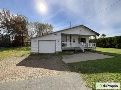 Charmante maison avec grand terrain dans un secteur recherché du Lac à la Tortue. Située entre deux...