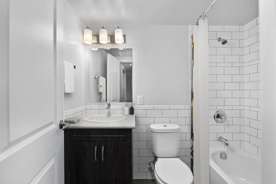 2 Bedroom Apartment for Rent - 2495 Lakeshore Blvd. W 4