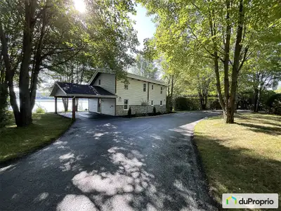 Vivez le rêve au bord du lac en Estrie, résidence secondaire 4 saisons entièrement rénovée. Descript...