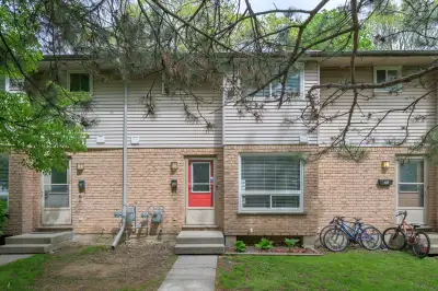 FOR LEASE !! EAST LONDON. RENOVATED 3 BEDROOM CONDO $2,500