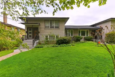 RENOVATED- Private Large 2 BEDROOM 1 Bath UNIT - Park Lawn & Que