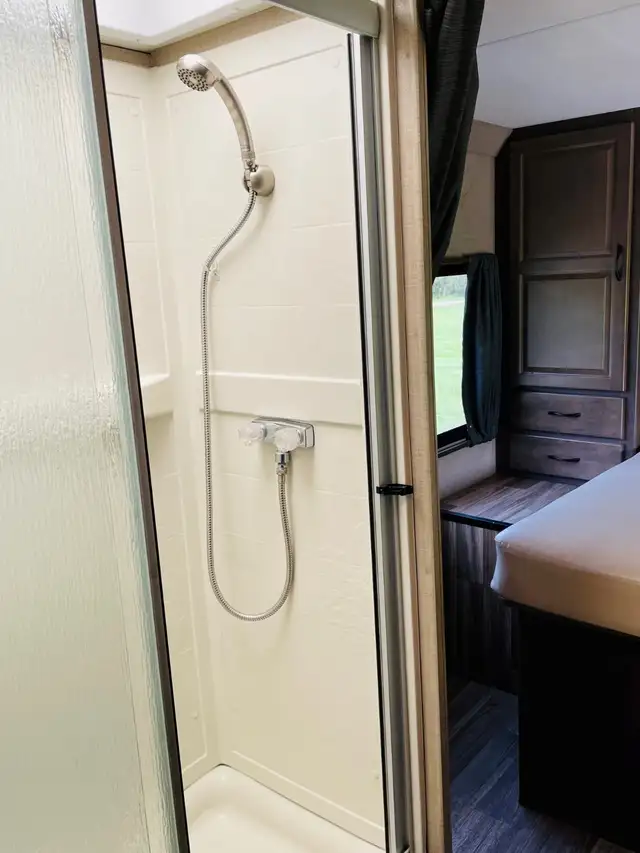 2018 Thor Majestic 28A, class C motorhome, 30 ft in RVs & Motorhomes in Delta/Surrey/Langley - Image 9