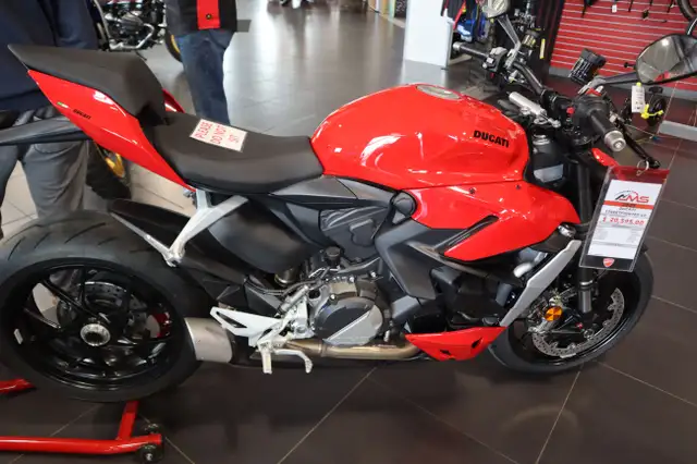 2025 Ducati Streetfighter V2 Ducati Red in Street, Cruisers & Choppers in Edmonton - Image 8