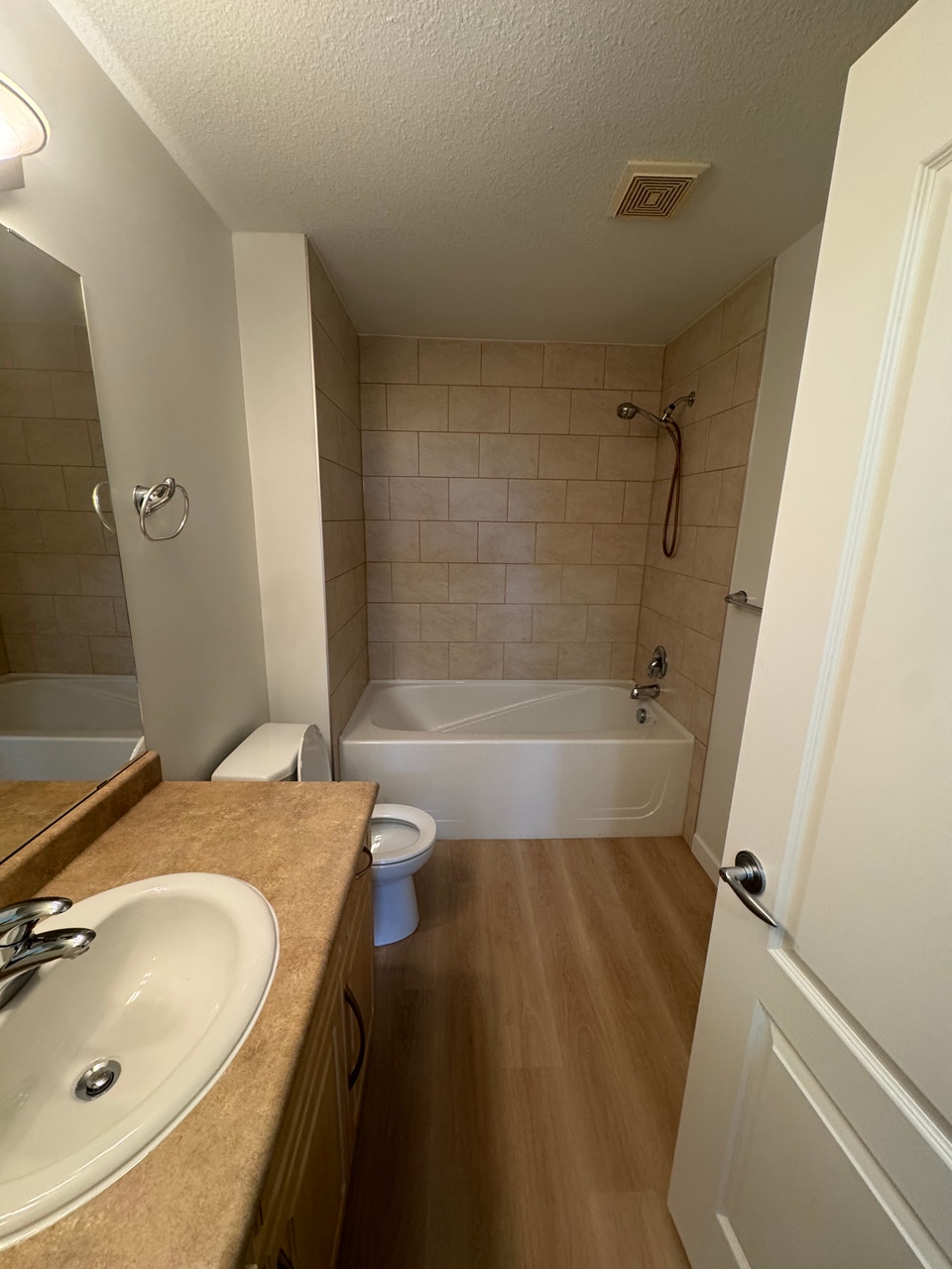 Modern 2 Bed, 2 Bath Condo with 2 Heated Underground Parking Sta 4