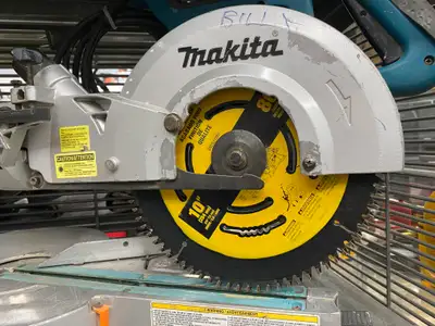 Makita LS1018L 10" Sliding Compound Mitre Saw Item# 1417936 Some signs of normal use, otherwise grea...