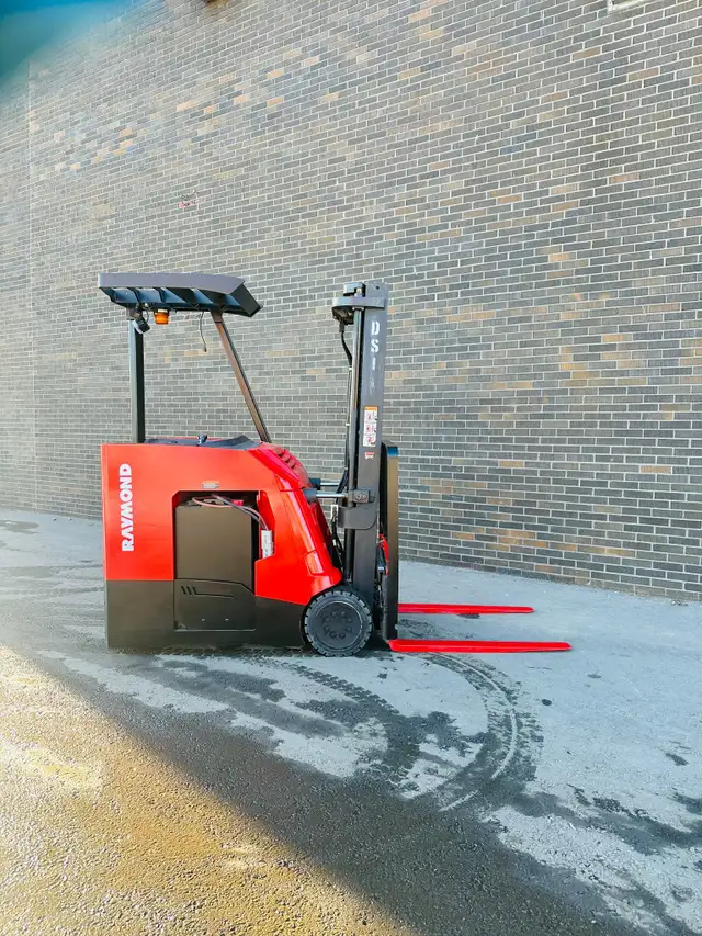 2017 RAYMOND DOCK STOCKER STAND UP FORKLIFT 3500LBS CAP 3 STAGE  in Heavy Equipment in Mississauga / Peel Region - Image 3