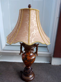 BELLE LAMPE VICTORIENNE
 DE TABLE, COMME NEUF.