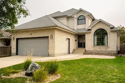 Executive Home in Desirable Linden Woods