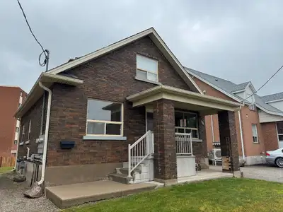 Main Floor 1 Bedroom Apartment In Stanley Park!