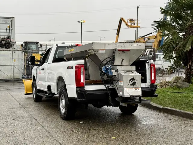 2023 Ford F-250 XL 4X4 Plow Truck with Sander in Heavy Trucks in Regina - Image 9