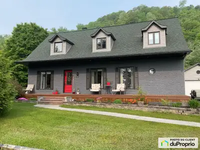 Belle opportunité! Magnifique maison canadienne située dans un secteur paisible et familial entourée...