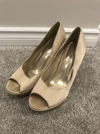 Women’s Shoes (Size: 8.5)