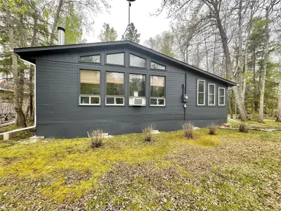 R26//Gimli Rm/Offers anytime! Welcome to the lovely lakeside neighbourhood of Brewster Bay - Just 15...
