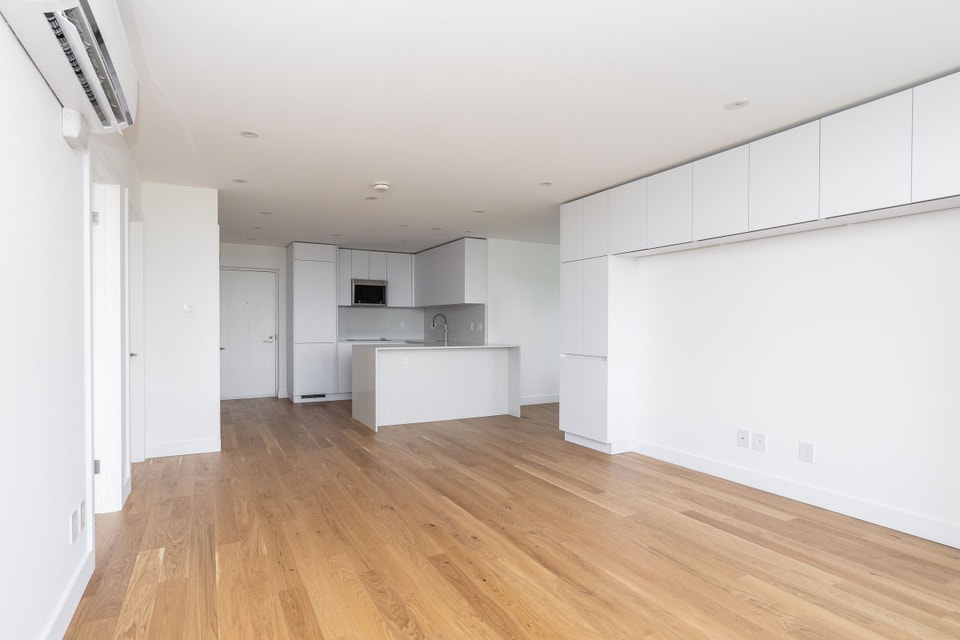 Renovated one bedroom plus den, Oxton and Oriole - ID 622 3