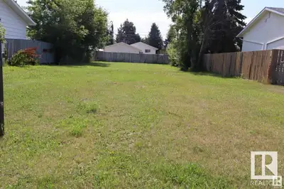 Value for your buck this lot is zoned for single family or a duplex. Build your dream home or a dupl...