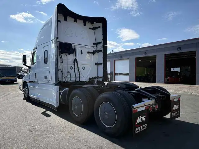 2026 Freightliner Cascadia ParkSmart Unit, Safety Certified, cal in Heavy Trucks in Hamilton - Image 8