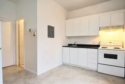 Endroit ensoleillé 2 ½ près du Cégep Limoilou et de l’hôpital St-François d’Assise À proximité de to...