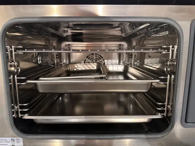 Bosch 30-inch, 1.4 cu. ft. Built-in Single Wall Oven HSLP451UC in Stoves, Ovens & Ranges in Kitchener / Waterloo - Image 3