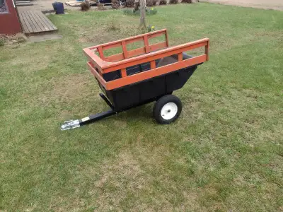 Remorque a bascule pour tracteur a gazon en tres bonne condition, View more