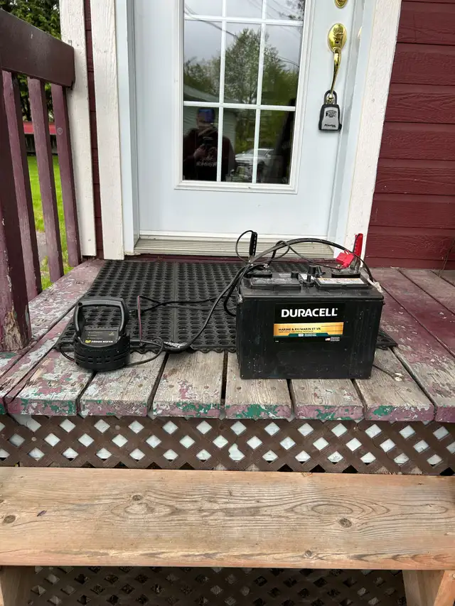 Electric motor Minn Kota 44lbs with battery and charger.62863279210499122