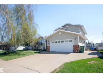This immaculate 4-level split, built in 1988, hits the mark! The spacious main floor offers 2 living...
